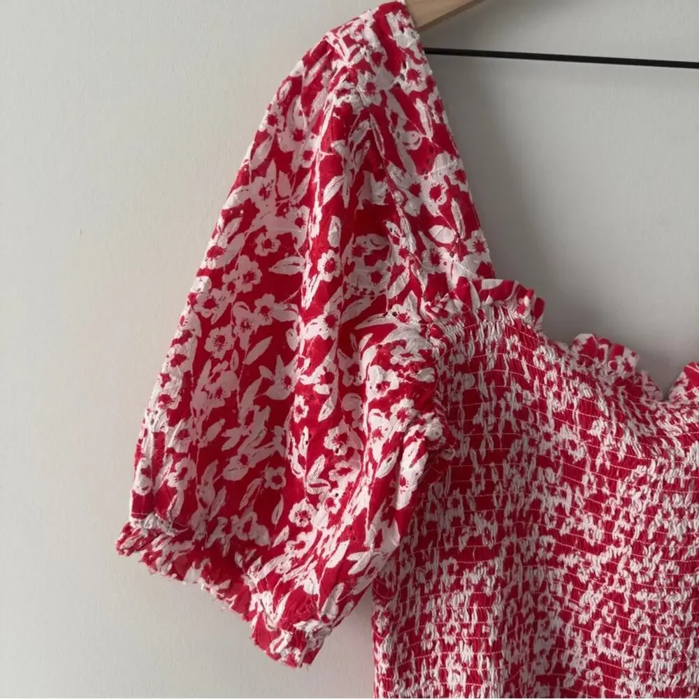 Anthropologie Red White Eyelet Puff Sleeve Smocked Cropped Top stretch floral L